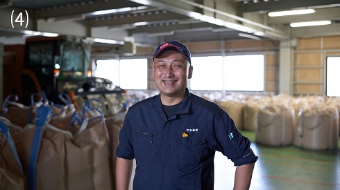 コンバインやトラクターが収納でき、低温貯蔵庫も備えた巨大な倉庫内で取材に応じる和多真智さん。