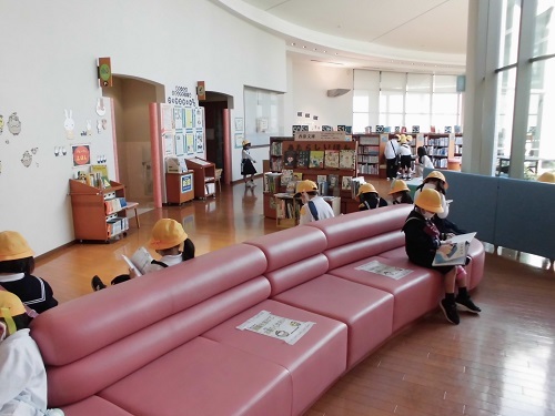 好きな場所で読書中の様子