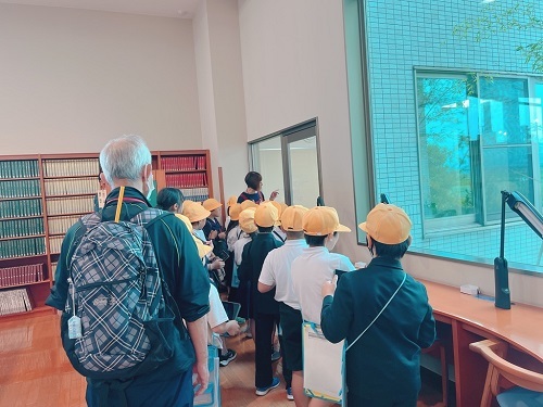 施設見学をする児童