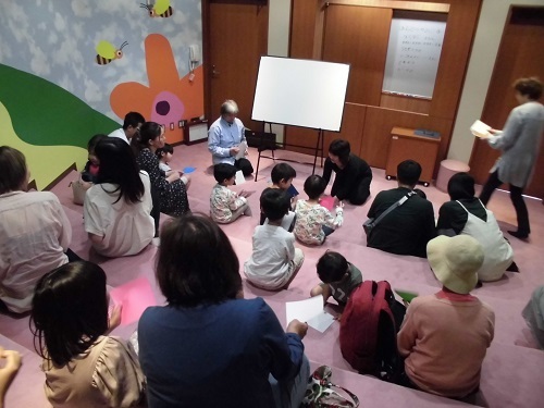 折り紙を楽しむ様子