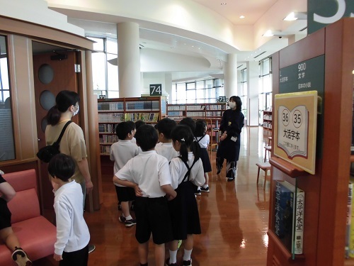 館内見学の様子