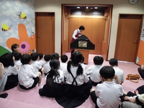 紙芝居を聞く児童