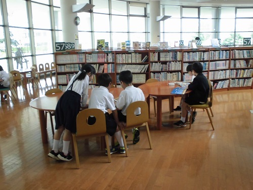 館内で読書を楽しむ様子