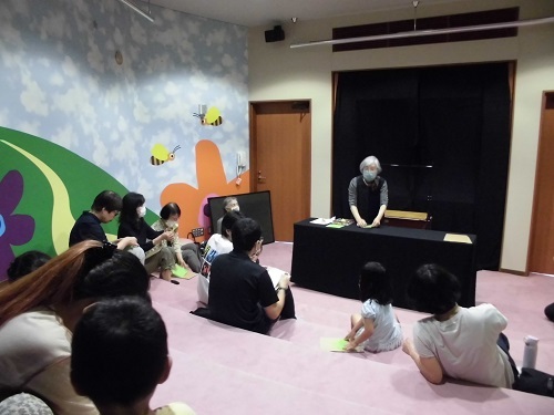 折り紙を楽しむ親子