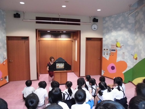 紙芝居を聞く様子