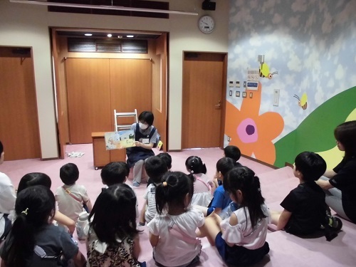 絵本の読み聞かせの様子