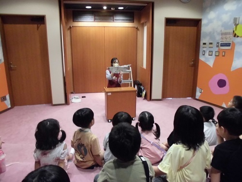 新聞紙を使ったおはなしを楽しむ子どもたち