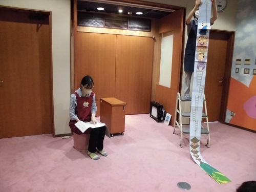 読み聞かせをする職員