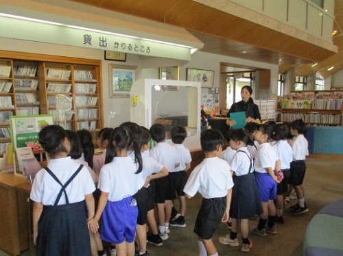 図書館内を見学