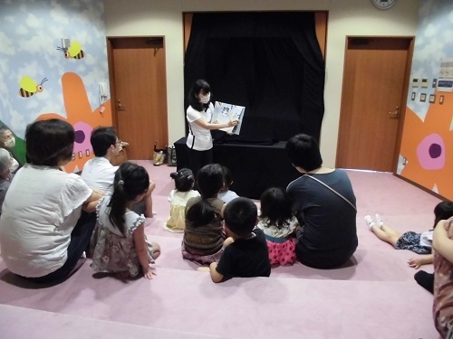 絵本の読み聞かせの様子