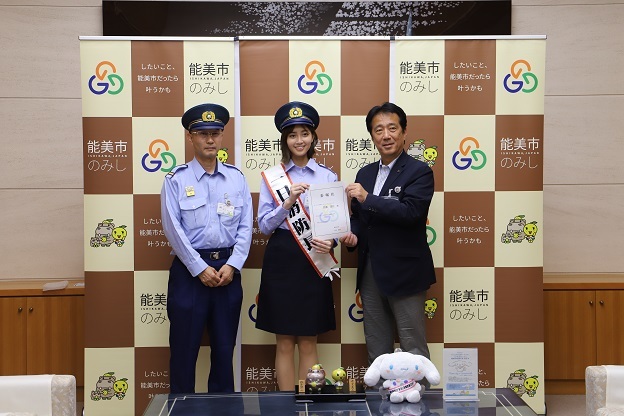 市長と消防長と間瀬さんの画像