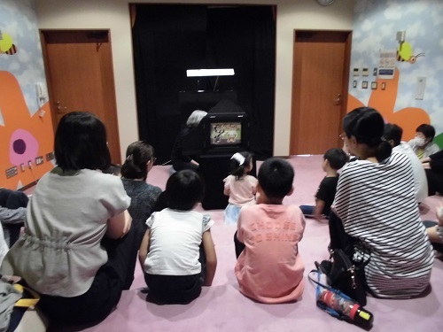 紙芝居の読み聞かせの様子