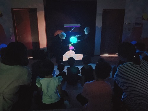 ブラックパネルシアターを楽しむ参加者