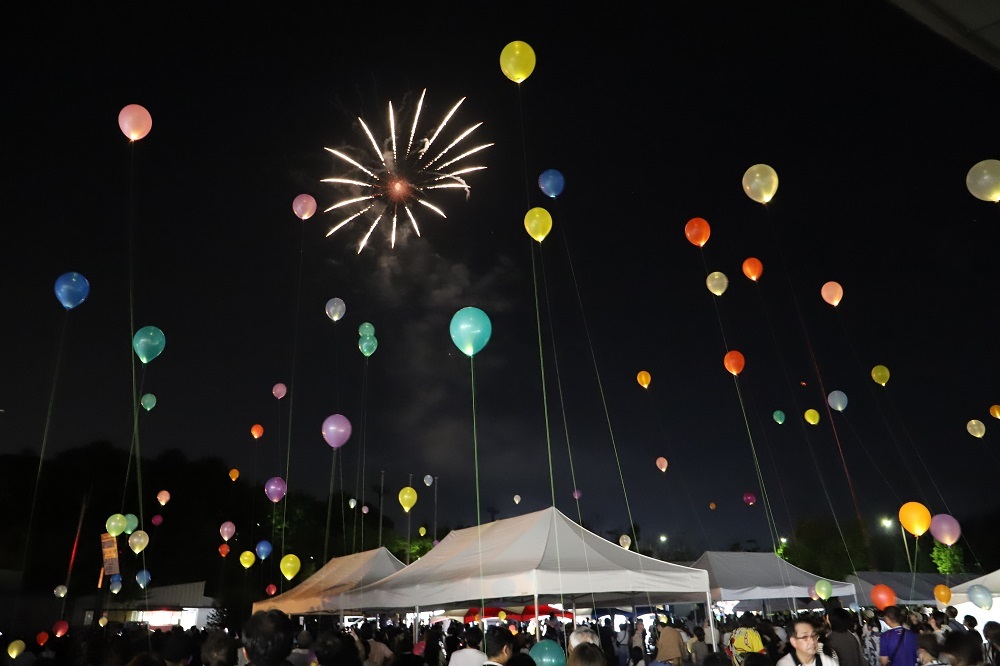 辰口まつりバルーンランタンと打ち上げ花火