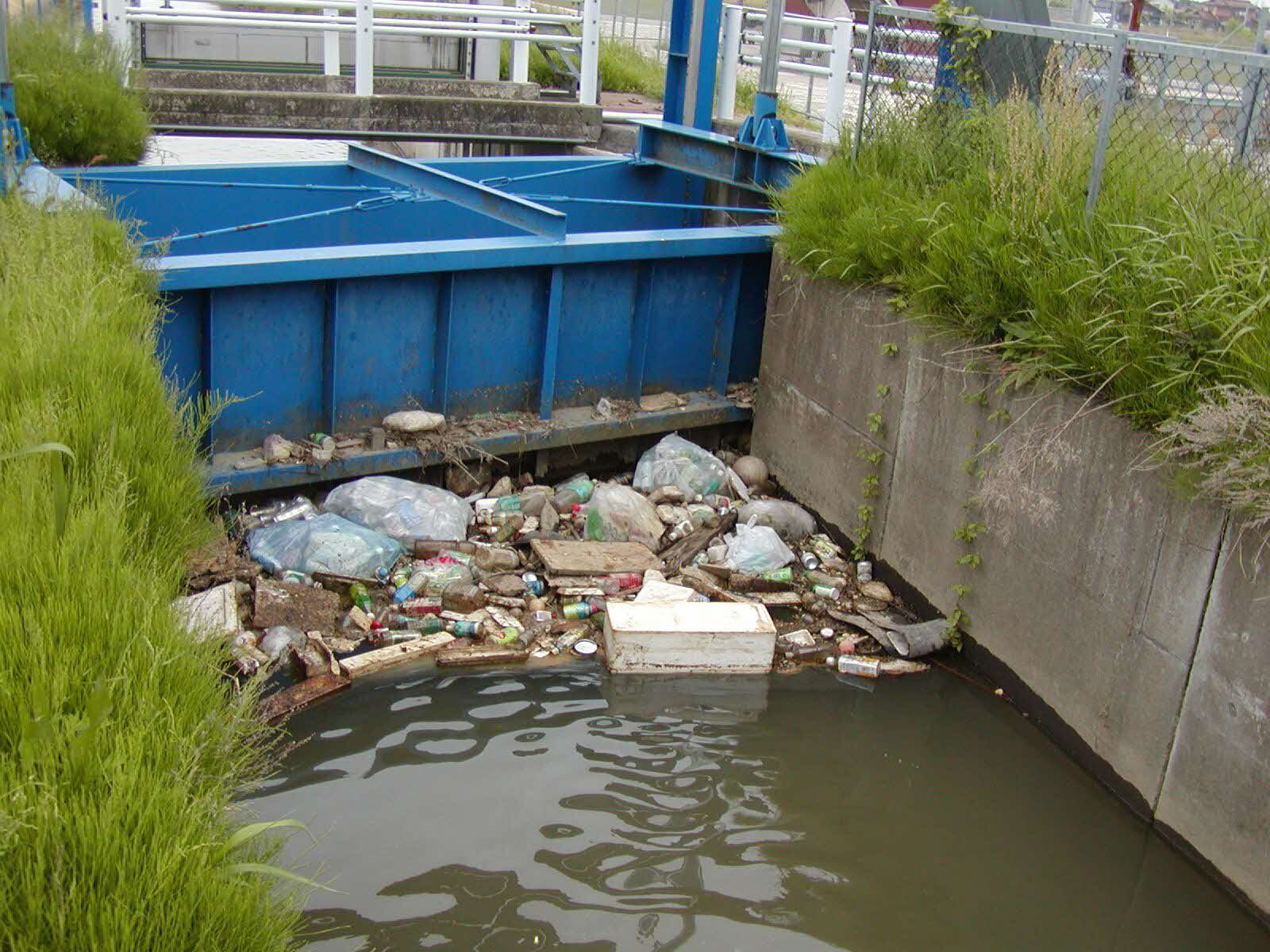 河川にごみを捨てない