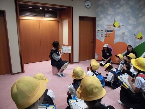 絵本の読み聞かせの様子