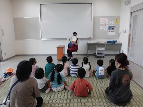 3日寺井保育園　絵本の読み聞かせ