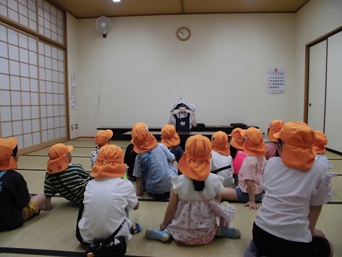 18日根上南部保育園　新聞紙を使ったおはなし