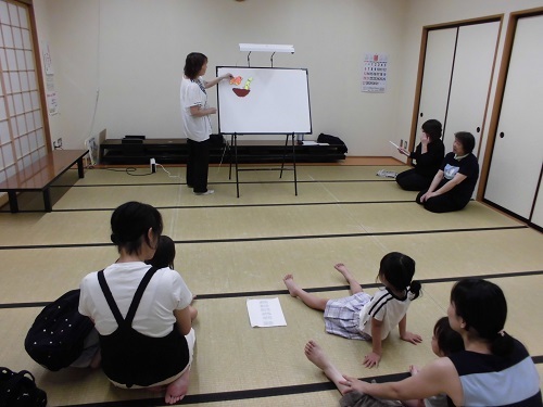 パネルシアターを楽しむ参加者