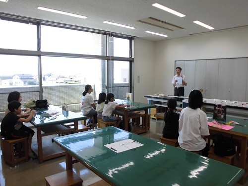 講師の説明を聞く参加者