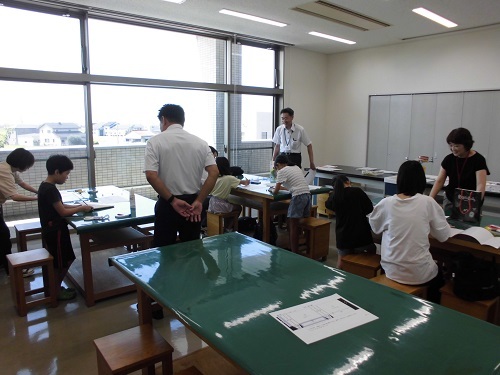 エコバッグ作りを楽しむ参加者