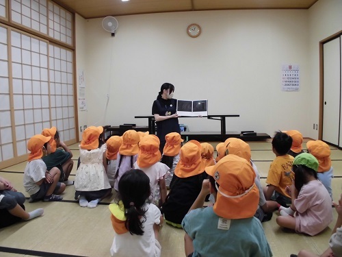 絵本の読み聞かせの様子