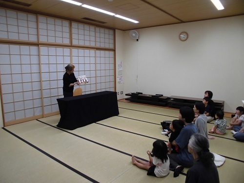 絵本の読み聞かせの様子