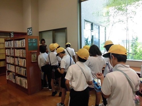 施設見学の様子