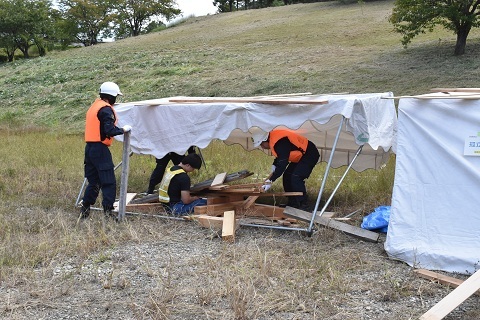 警察による救助活動