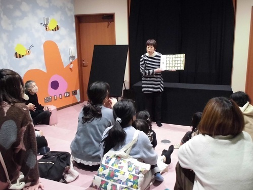 絵本の読み聞かせの様子