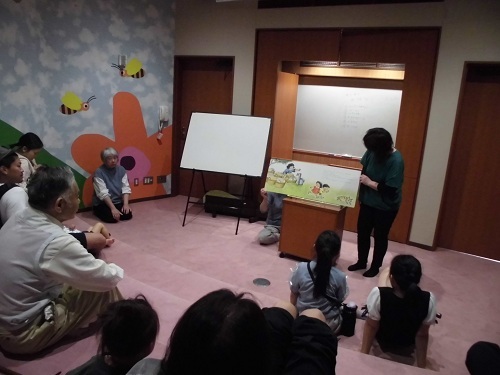 大型絵本の読み聞かせの様子