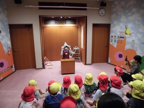 新聞紙を使ったおはなしを楽しむ子どもたち