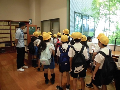 図書館内を見学する児童