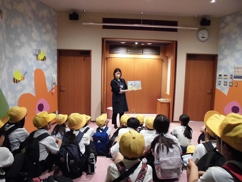 絵本の読み聞かせの様子