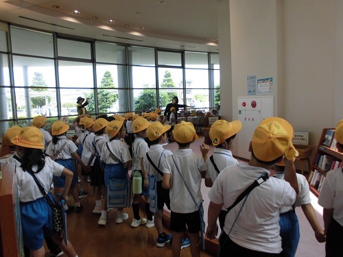 館内見学の様子