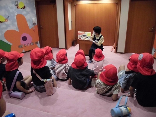 絵本の読み聞かせの様子