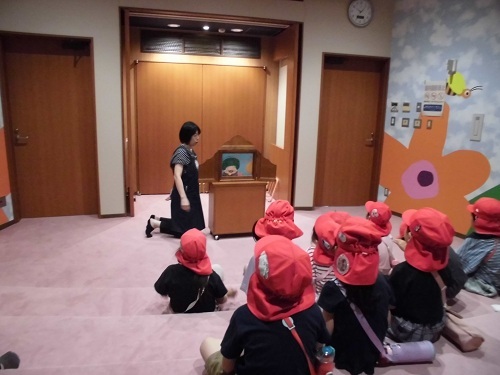 おはなし会を楽しむ園児たち