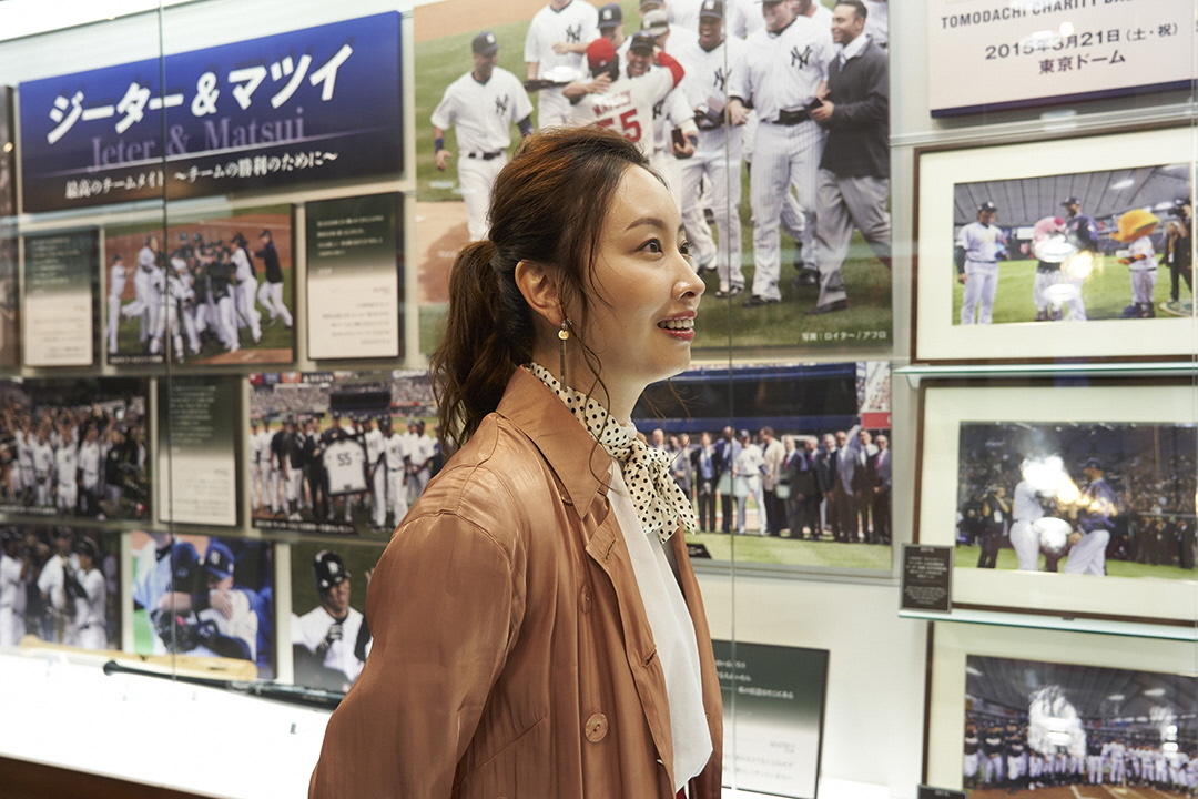 ジータ＆マツイのキャプションを眺める小林さん