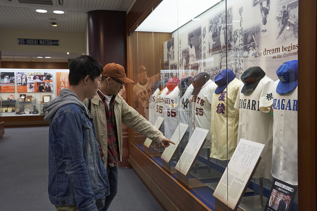 陈列着他从小学时代开始到最后隶属的坦帕湾光芒棒球队的所有队服01