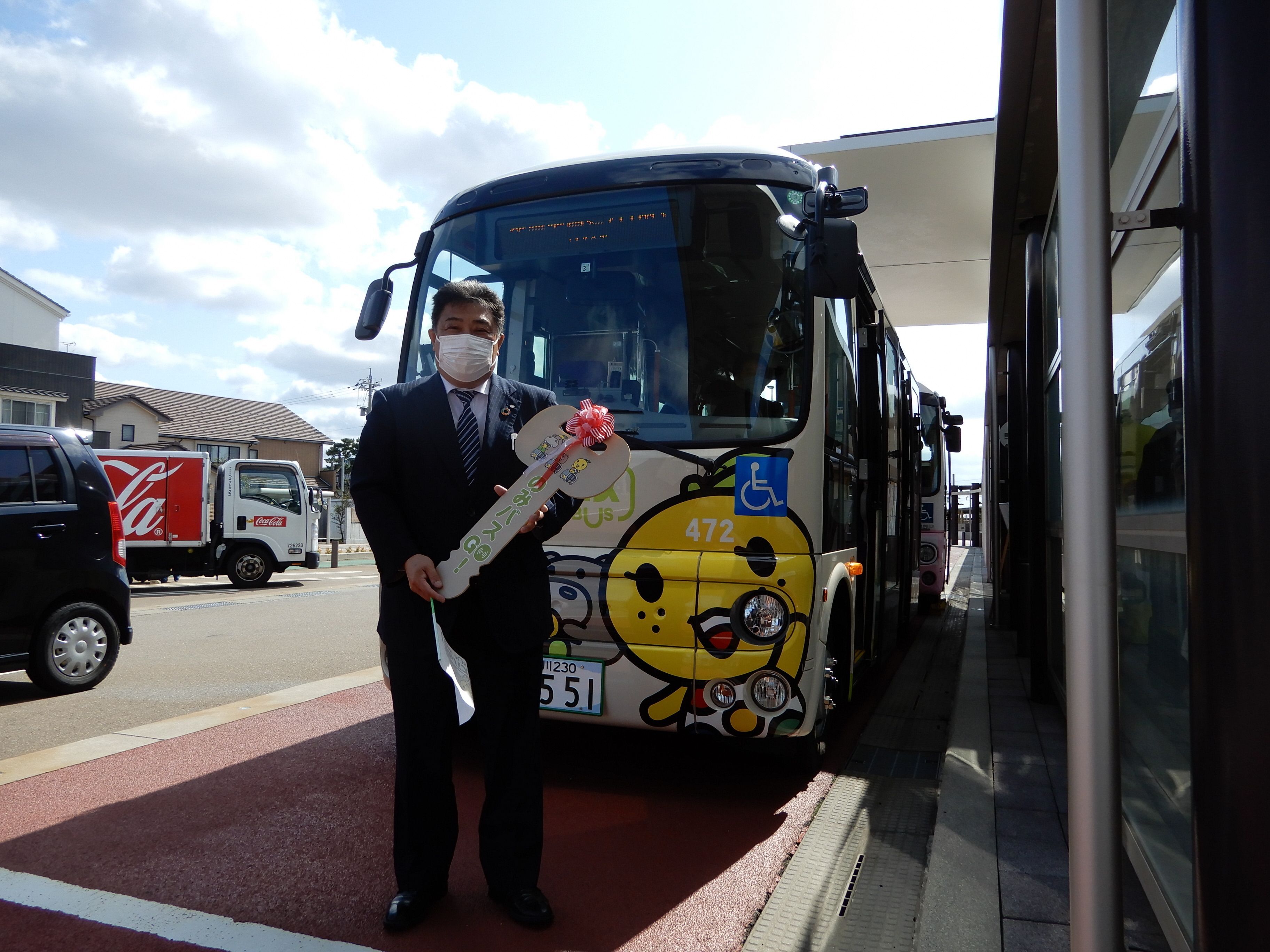 レピリカキーを持つ加賀白山バス(株)田口成樹社長